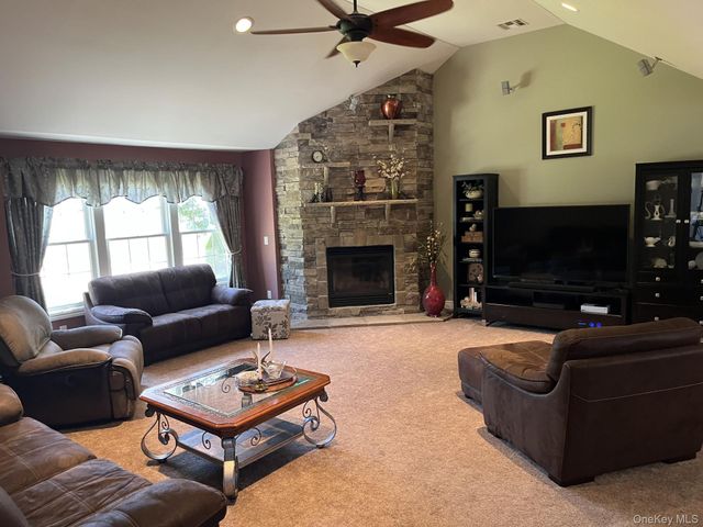 3 Dixon Street, Yaphank, NY 11980