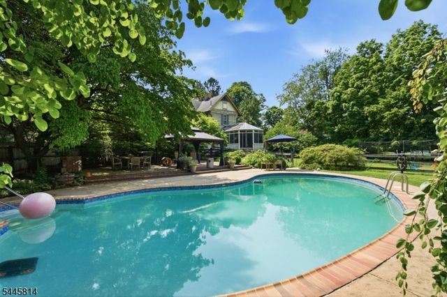 327 Willow Grove St, Hackettstown Town, NJ 07840