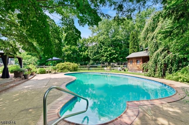 327 Willow Grove St, Hackettstown Town, NJ 07840