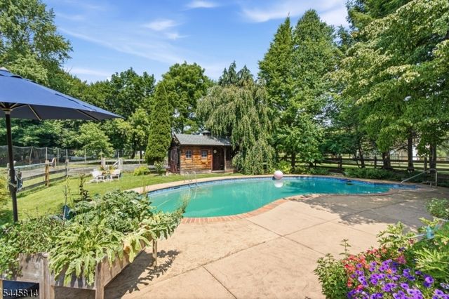 327 Willow Grove St, Hackettstown Town, NJ 07840