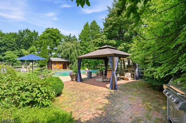 327 Willow Grove St, Hackettstown Town, NJ 07840
