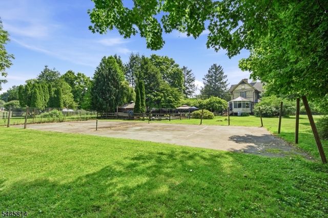 327 Willow Grove St, Hackettstown Town, NJ 07840