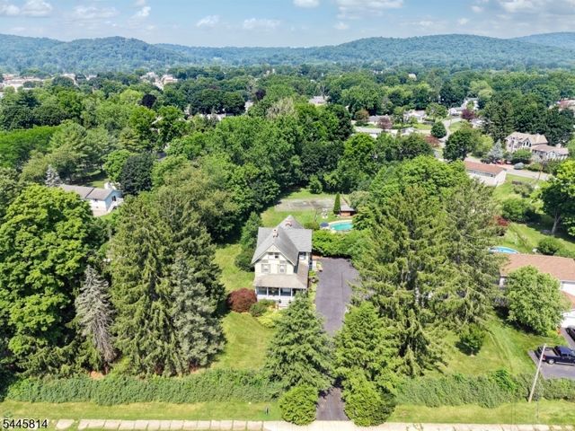 327 Willow Grove St, Hackettstown Town, NJ 07840
