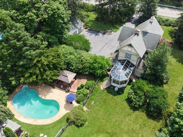 327 Willow Grove St, Hackettstown Town, NJ 07840