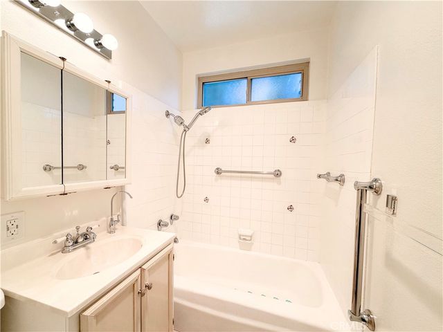 6041 Fountain Park Lane 11, Woodland Hills, CA 91367