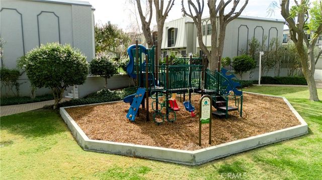 6041 Fountain Park Lane 11, Woodland Hills, CA 91367