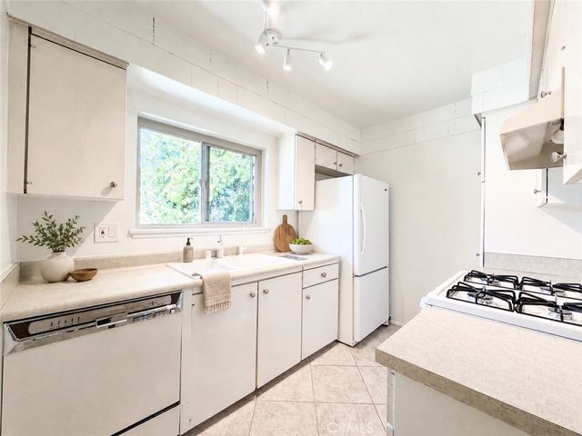 6041 Fountain Park Lane 11, Woodland Hills, CA 91367