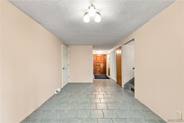 29 Rosemead Lane, Cheektowaga, NY 14227