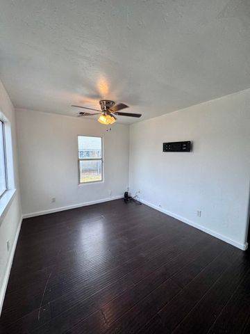 1131 W Buena Vista Avenue, Visalia, CA 93291