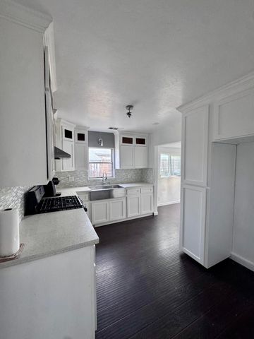 1131 W Buena Vista Avenue, Visalia, CA 93291