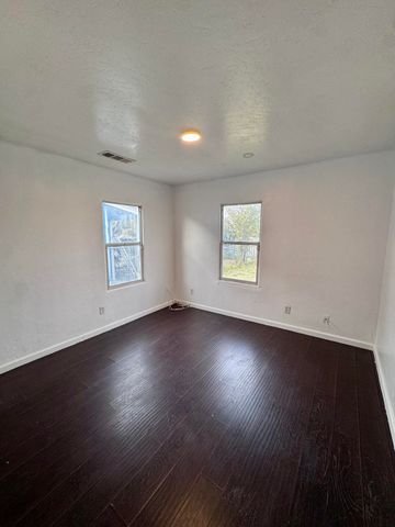 1131 W Buena Vista Avenue, Visalia, CA 93291