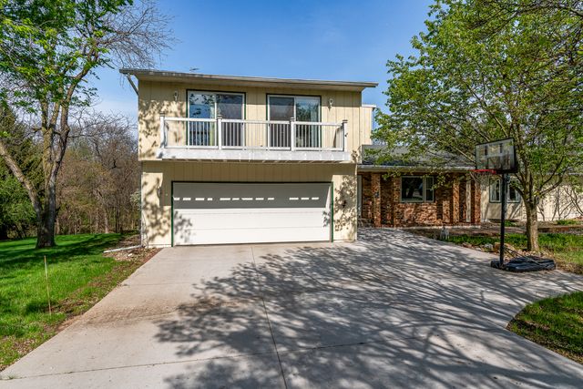 9 Valley View Drive, Blue Grass, IA 52726