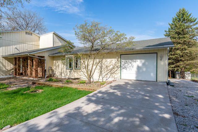 9 Valley View Drive, Blue Grass, IA 52726