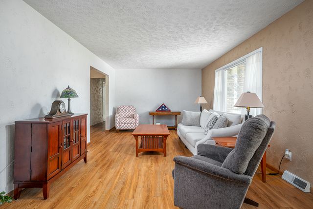 9 Valley View Drive, Blue Grass, IA 52726