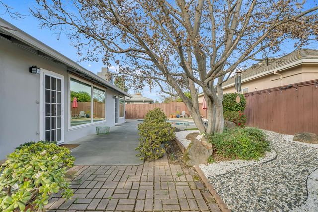 5415 Del Rio Rd, Sacramento, CA 95822