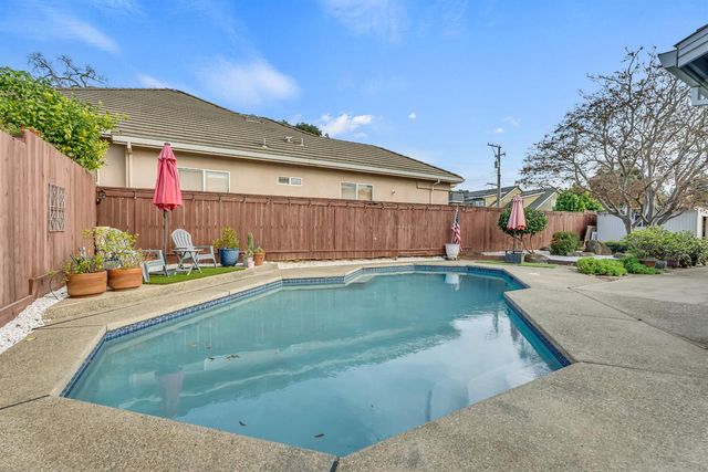 5415 Del Rio Rd, Sacramento, CA 95822