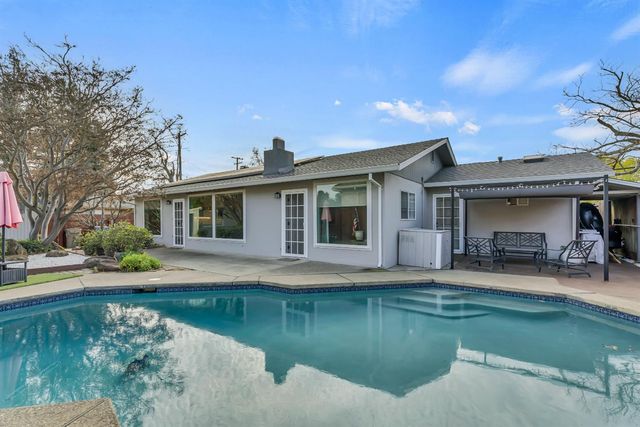 5415 Del Rio Rd, Sacramento, CA 95822