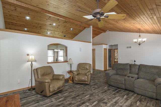 130 Chestnut WAY, North Prairie, WI 53153