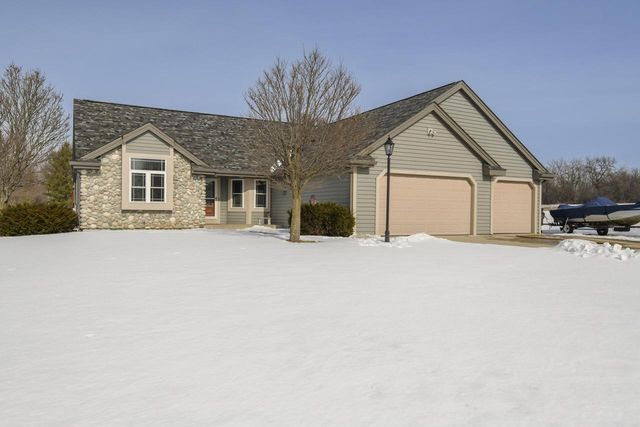 130 Chestnut WAY, North Prairie, WI 53153