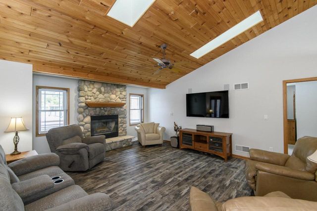 130 Chestnut WAY, North Prairie, WI 53153