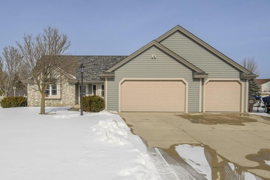 130 Chestnut WAY, North Prairie, WI 53153