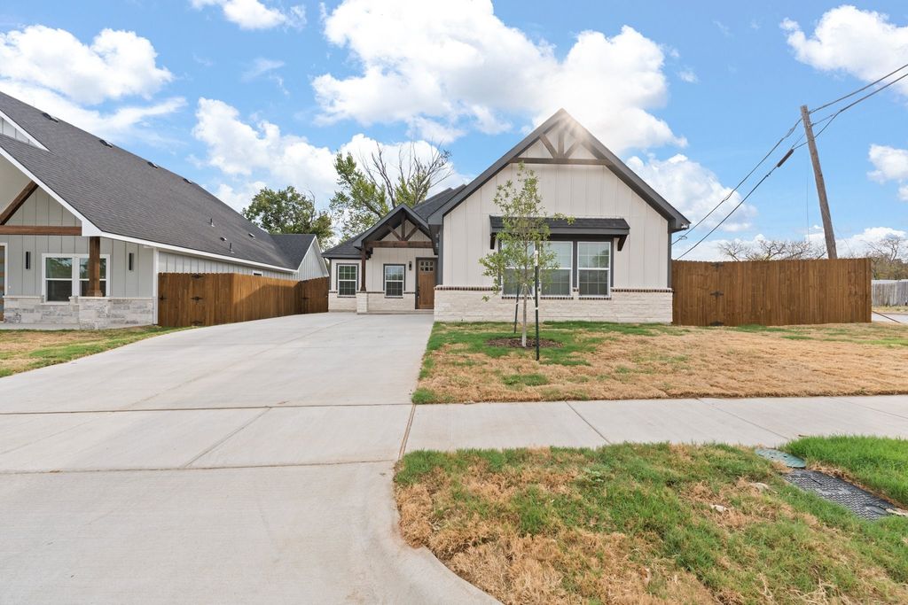 813 Tierney Road, Fort Worth, TX 76112 — exterior