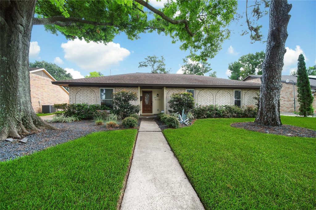 9250 Blankenship Drive, Houston, TX 77080