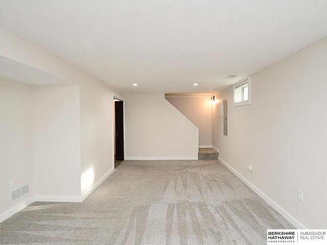 605 S 126 Street, Omaha, NE 68154