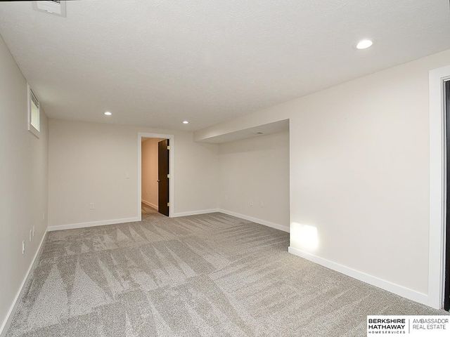 605 S 126 Street, Omaha, NE 68154