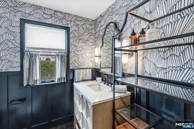 26 Laurie Drive, Englewood Cliffs, NJ 07632