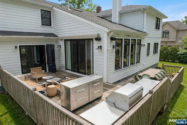 26 Laurie Drive, Englewood Cliffs, NJ 07632