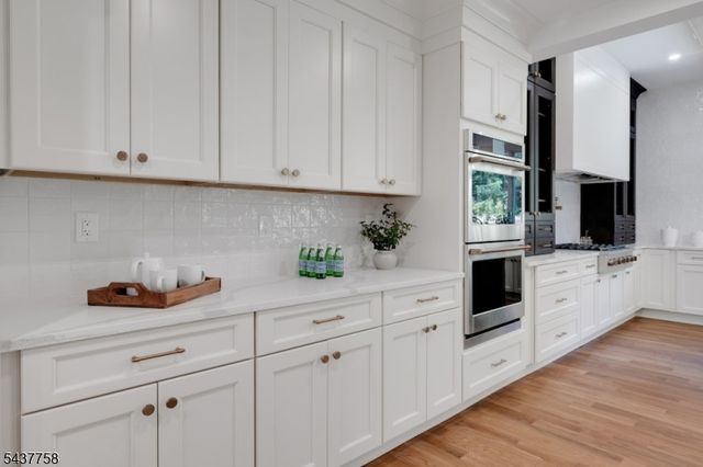 51 Brookside Ter, North Caldwell Boro, NJ 07006
