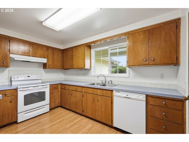 2158 N DANEBO Ave, Eugene, OR 97402