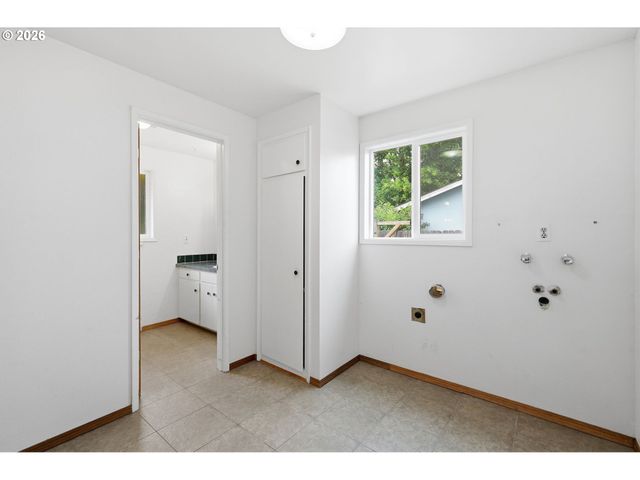 2158 N DANEBO Ave, Eugene, OR 97402