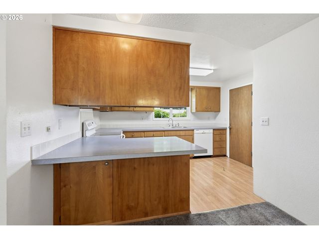 2158 N DANEBO Ave, Eugene, OR 97402
