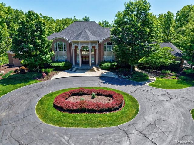 8479 Misty Meadows, Grand Blanc, MI 48439