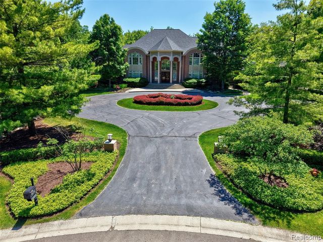 8479 Misty Meadows, Grand Blanc, MI 48439