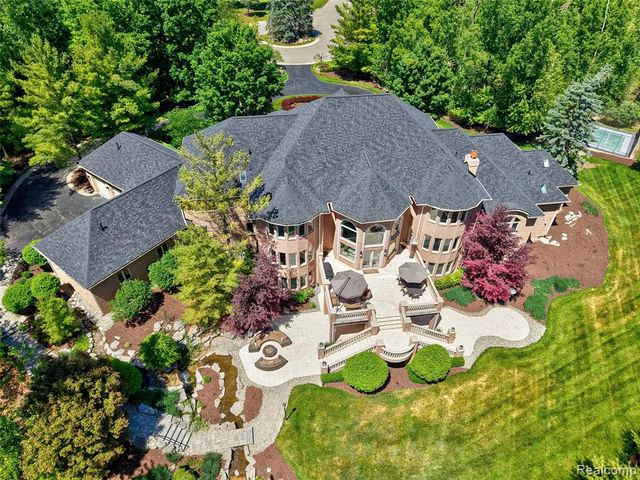 8479 Misty Meadows, Grand Blanc, MI 48439
