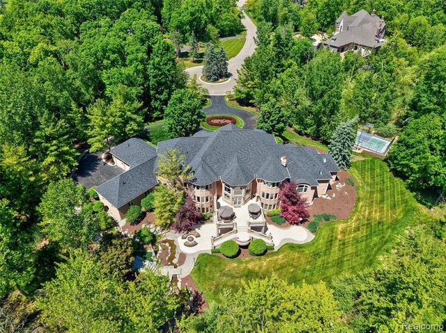 8479 Misty Meadows, Grand Blanc, MI 48439