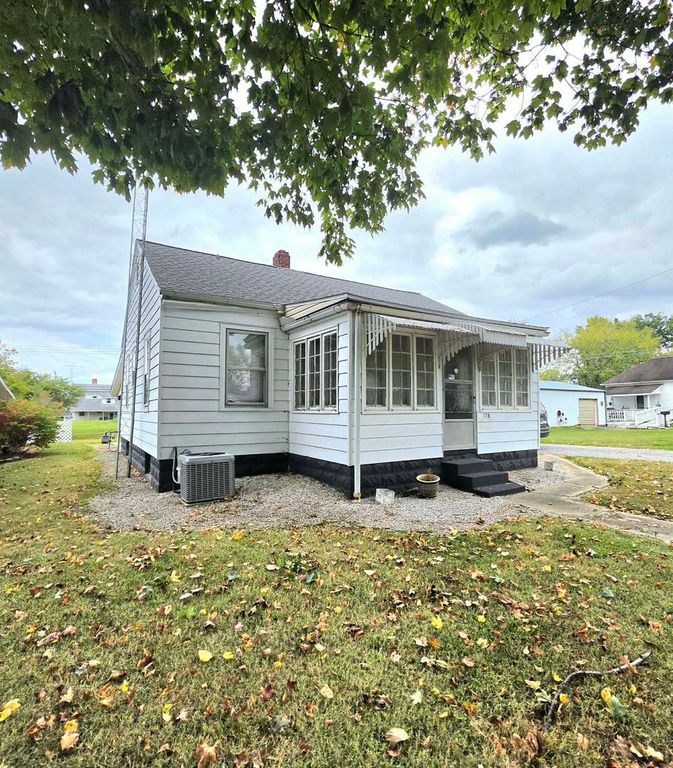 305 N Pearl Street, Mcleansboro, IL 62859 — exterior