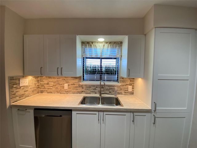 1202 Thorpe LN 305, San Marcos, TX 78666