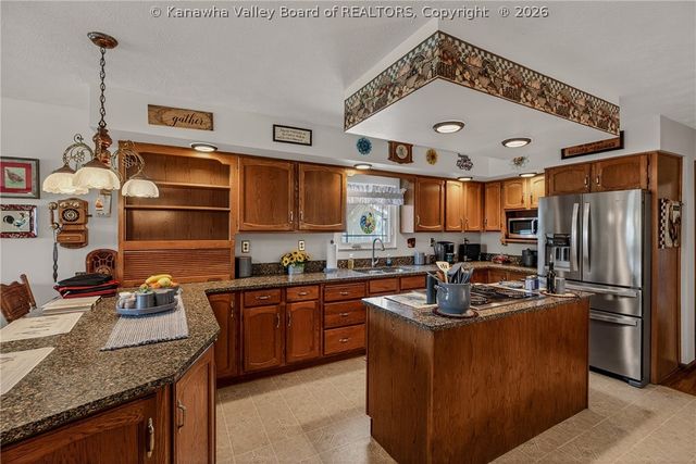 106 Rosewood Drive, Hurricane, WV 25526