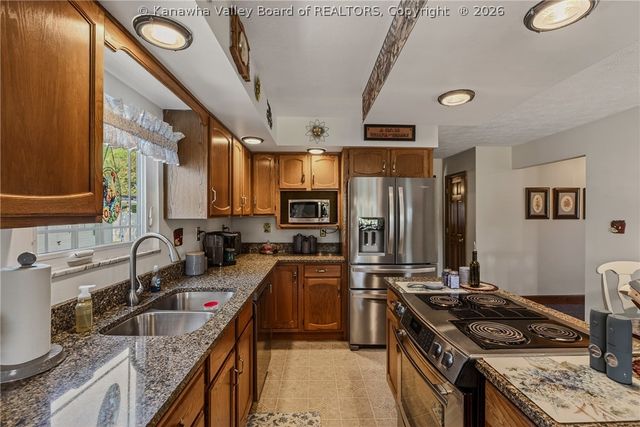 106 Rosewood Drive, Hurricane, WV 25526