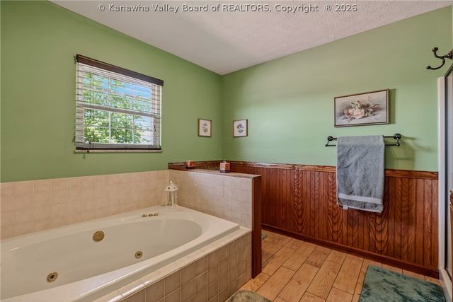 106 Rosewood Drive, Hurricane, WV 25526