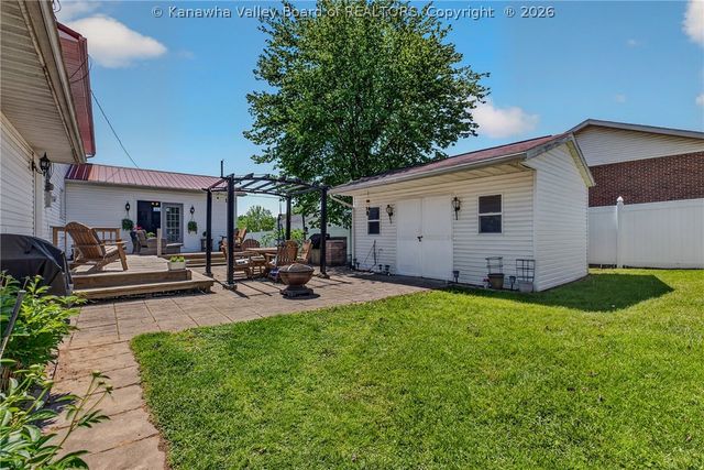 106 Rosewood Drive, Hurricane, WV 25526