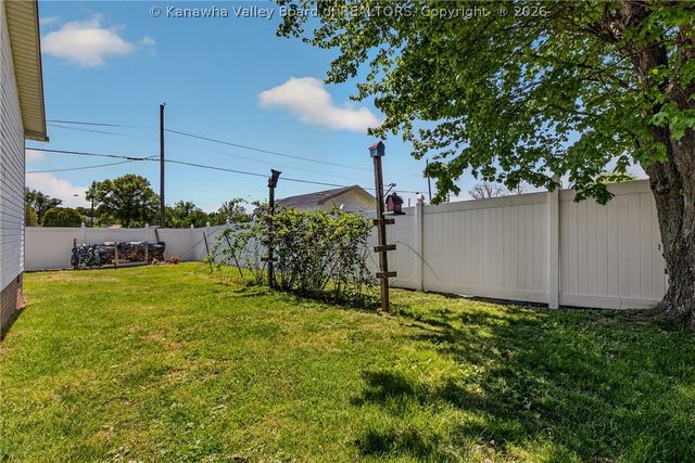 106 Rosewood Drive, Hurricane, WV 25526