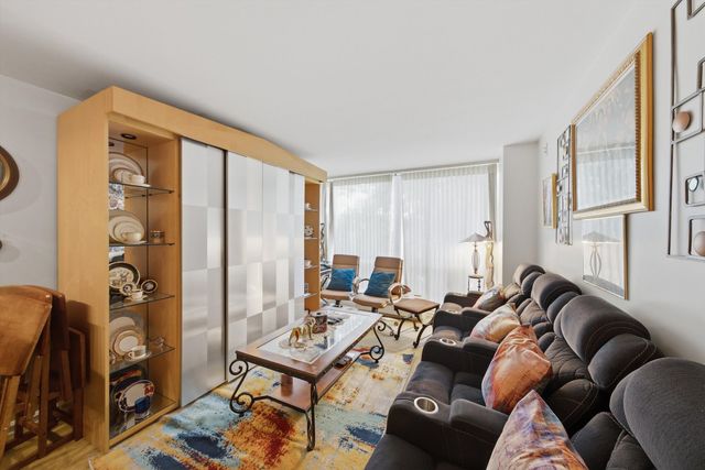 601 E 32nd Street 310, Chicago, IL 60616