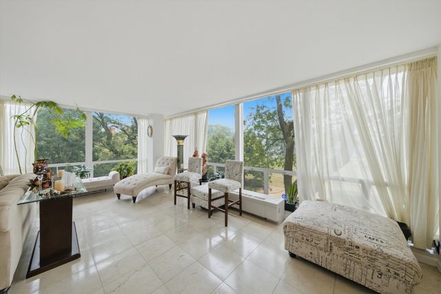 601 E 32nd Street 310, Chicago, IL 60616