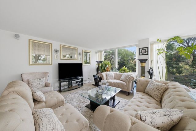 601 E 32nd Street 310, Chicago, IL 60616