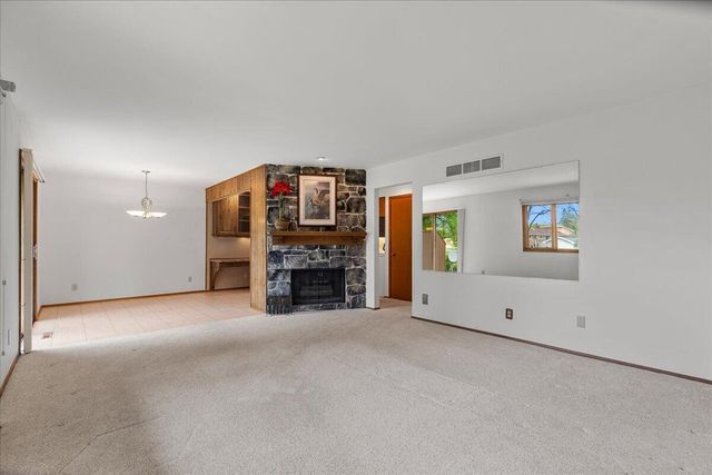 17694 Nassau DRIVE, Brookfield, WI 53045